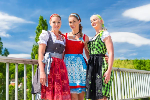 Amici che visitano la fiera bavarese divertirsi — Foto Stock
