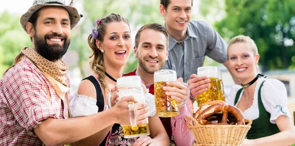 Freunde im bayerischen Biergarten — Stockfoto