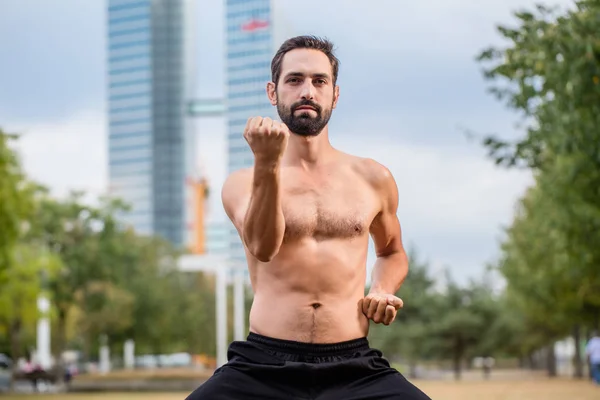 Mann pratica qigong all'aperto — Foto Stock