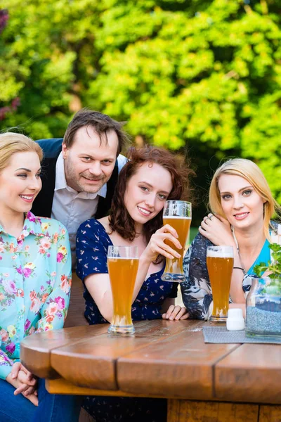 Amigos sentados en restaurante de cerveza —  Fotos de Stock