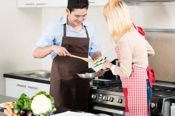 Asiático casal cozinhar legumes — Fotografia de Stock