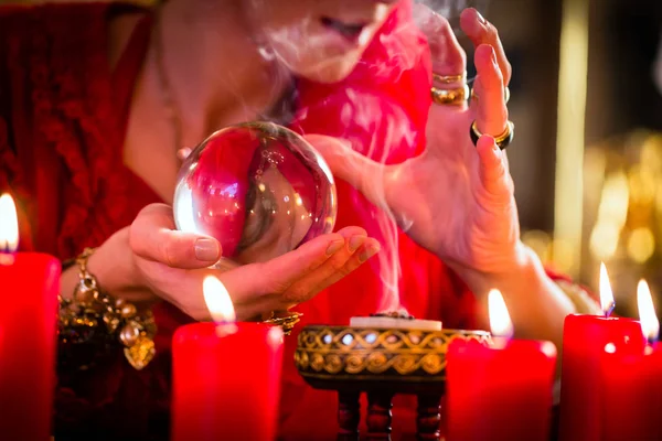 Adivinho em Seance com bola de cristal e fumaça — Fotografia de Stock