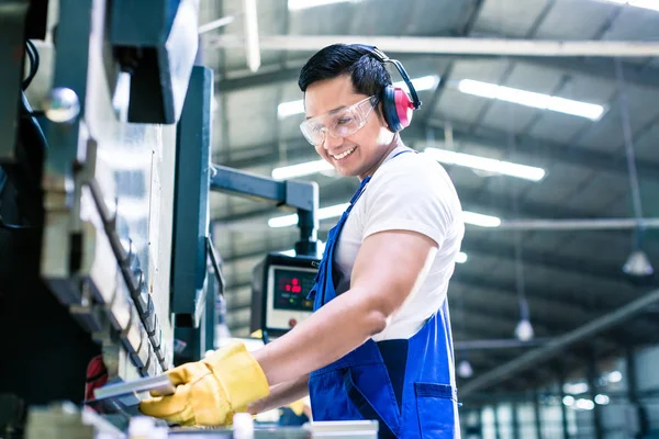 Asiático trabajador en fábrica — Foto de Stock