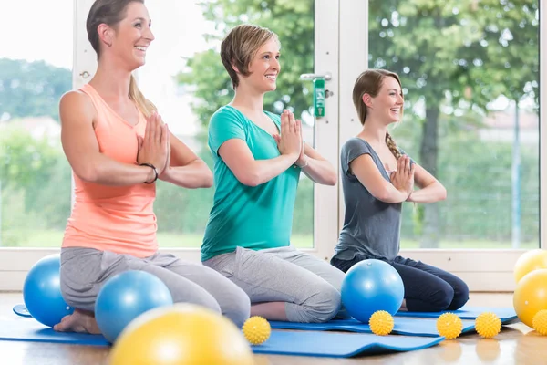 Mujeres jóvenes haciendo yoga —  Fotos de Stock