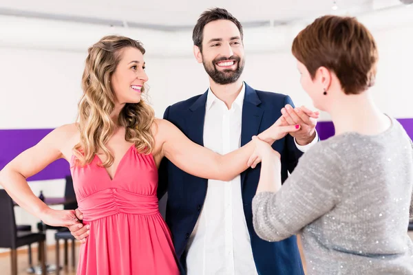 Instrutor na escola de dança com casal — Fotografia de Stock