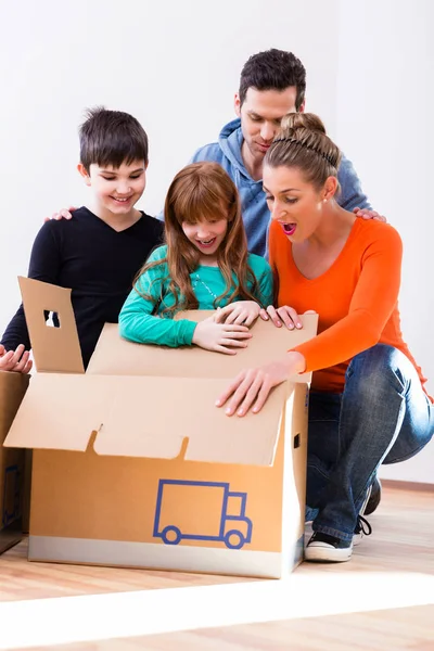 Family unpacking moving boxes — Stock Photo, Image