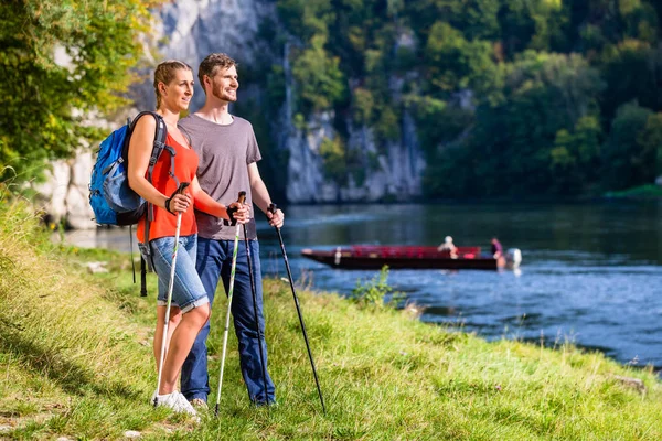 Muž a žena turistiky na řeku Dunaj v létě — Stock fotografie