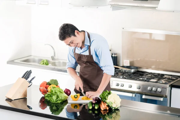 Japansk man förbereda sallad — Stockfoto