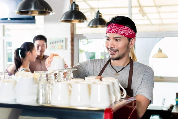 Asiático barista preparar café expresso para o casal de clientes — Fotografia de Stock