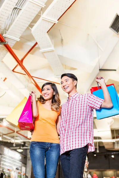 Asiática pareja de compras en la tienda de moda o tienda — Foto de Stock