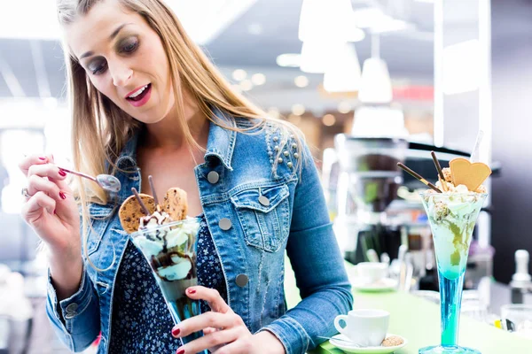 Frau isst Amaretto-Eisbecher — Stockfoto