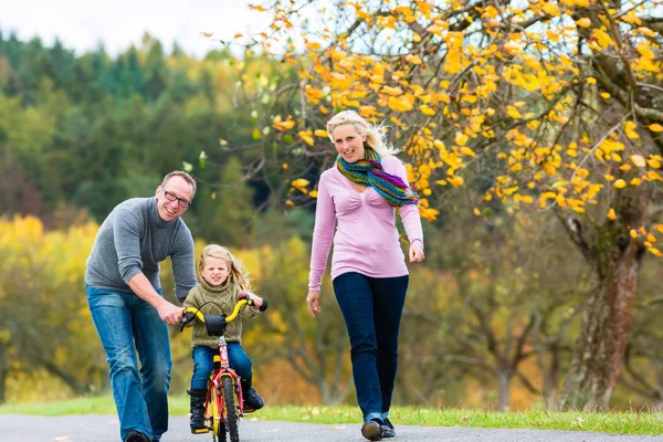 Ragazza che impara il ciclismo nel parco — Foto Stock