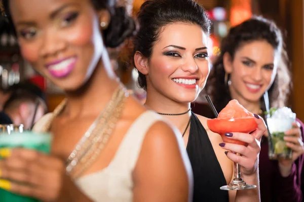 Gruppe von Frauen trinkt Cocktails — Stockfoto