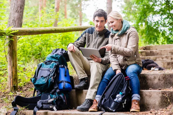 Randonneurs déterminant leur position par GPS sur tablette PC — Photo