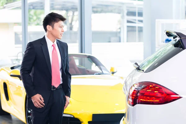 Kínai ember vásárol autót — Stock Fotó