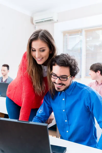 Två studenter diskuterar sitt arbete i college — Stockfoto