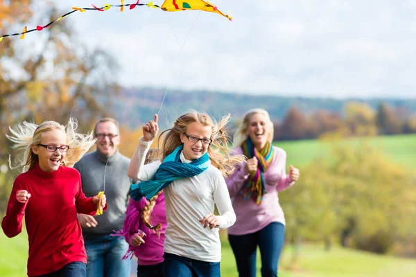 Familie unternimmt Spaziergang im Herbstwald — Stockfoto