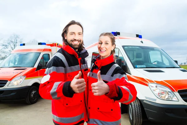 Médecin d'urgence et ambulancier avec ambulance — Photo