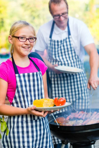 Grillfest med far og datter. – stockfoto