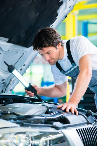 Auto mecânico de trabalho em oficina — Fotografia de Stock