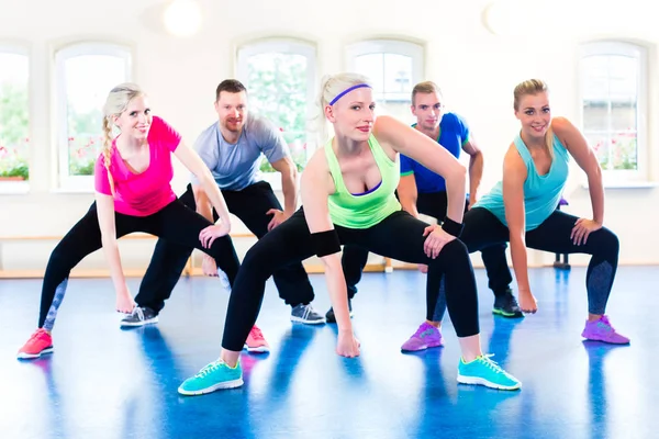 Fitnessgruppe im Fitnessstudio — Stockfoto