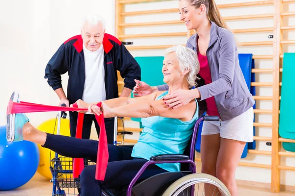 Anziani in terapia di riabilitazione fisica — Foto Stock