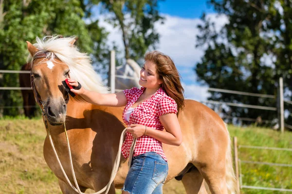 Frau kämmt Pony — Stockfoto