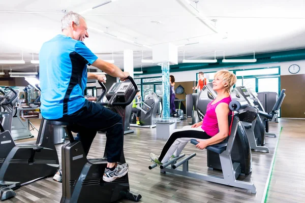 Olahraga senior berolahraga di gym dalam latihan lingkaran. — Stok Foto