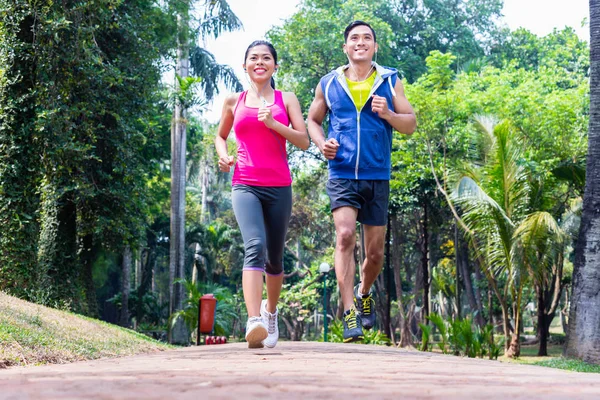 Asiática pareja trotando o corriendo en parque para fitness — Foto de Stock