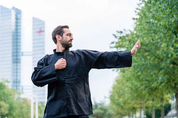 Sportsman practicing karate in city — Stock Photo, Image