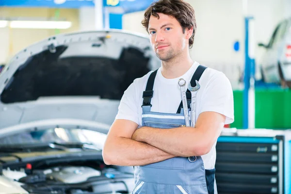 Meccanico operante in officina — Foto Stock