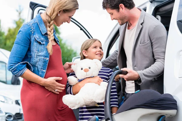 Family buying car — Stock Photo, Image