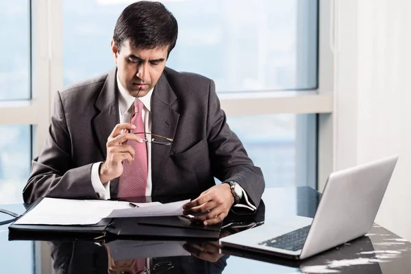 Leitender Angestellter im Hochhaus-Büro, liest Verträge — Stockfoto