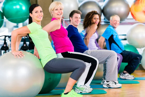 Grupp unga och seniora personer träna i gym — Stockfoto