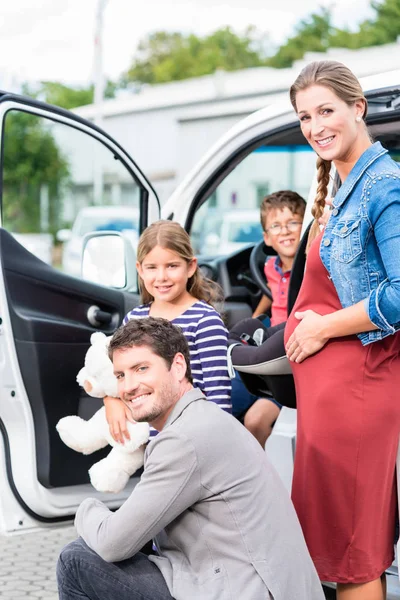 Família de compra de carro — Fotografia de Stock