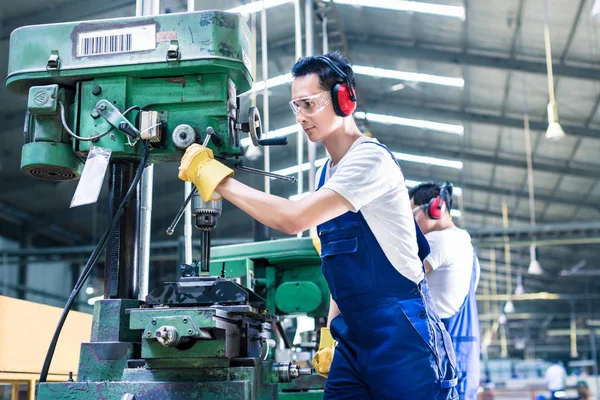 Asiático trabajador en producción fábrica perforación — Foto de Stock