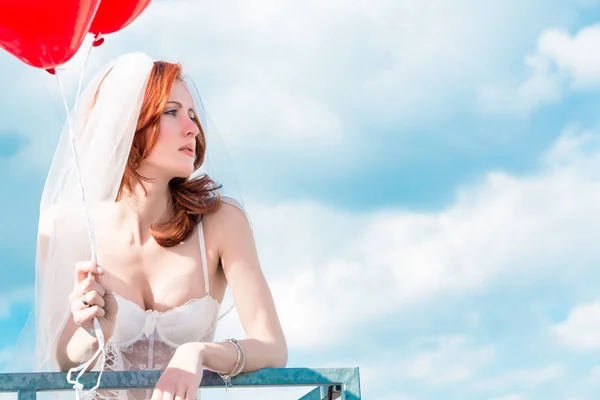 Bride with red balloons — Stock Photo, Image