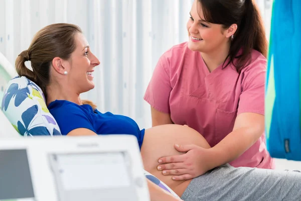 Беременная женщина с CTG мониторингом — стоковое фото