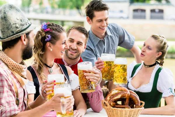 Amigos no jardim de cerveja da Baviera — Fotografia de Stock