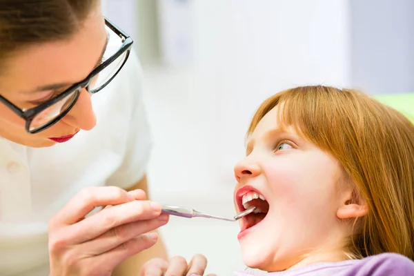 Zahnarzt übt mit Kind — Stockfoto