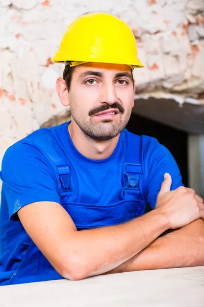 Trabalhador com chapéu duro — Fotografia de Stock