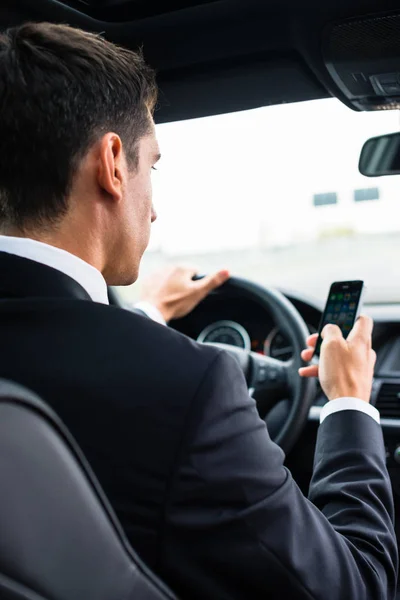 Hombre mensajes de texto mientras conduce en coche — Foto de Stock