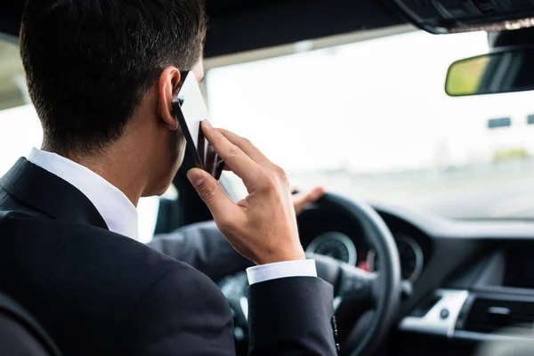 Man die zijn telefoon gebruikt — Stockfoto