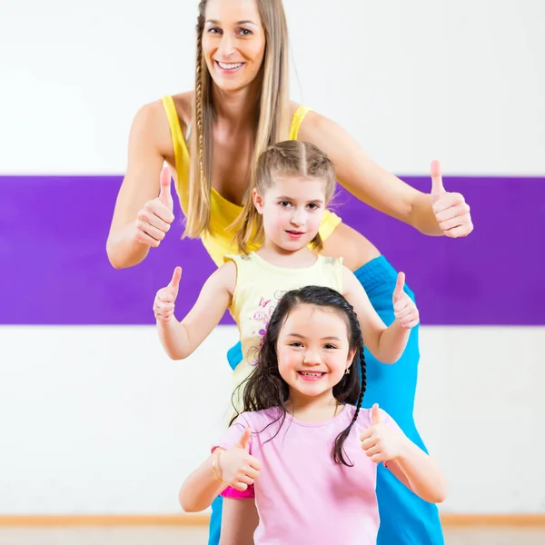 Professor de dança e crianças — Fotografia de Stock