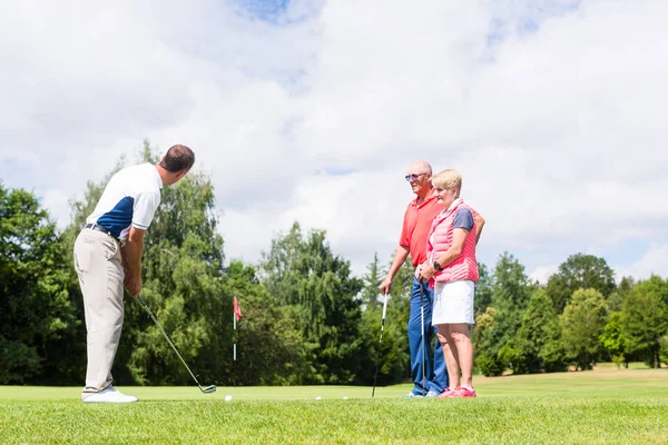 Golfprofi praktiziert den Sport — Stockfoto