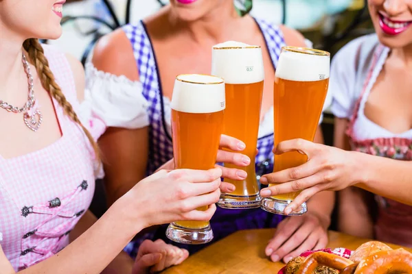 Крупный план людей, пьющих пиво в Баварии — стоковое фото