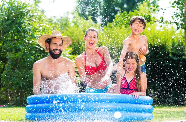 Family in garden pool — Stock Photo, Image