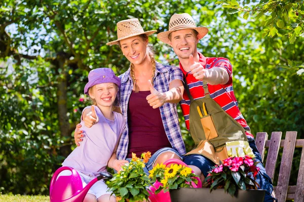 Giardinaggio familiare in giardino — Foto Stock