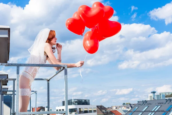 Mariée avec des ballons rouges — Photo