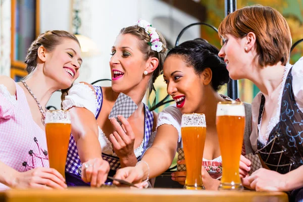 Mulheres em pub bávaro jogar cartas — Fotografia de Stock